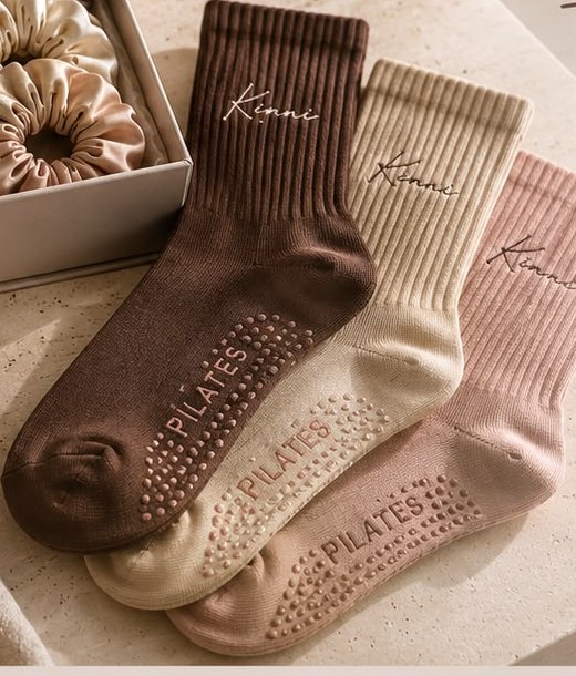 Kinni grip socks in mocha, ivory and blush